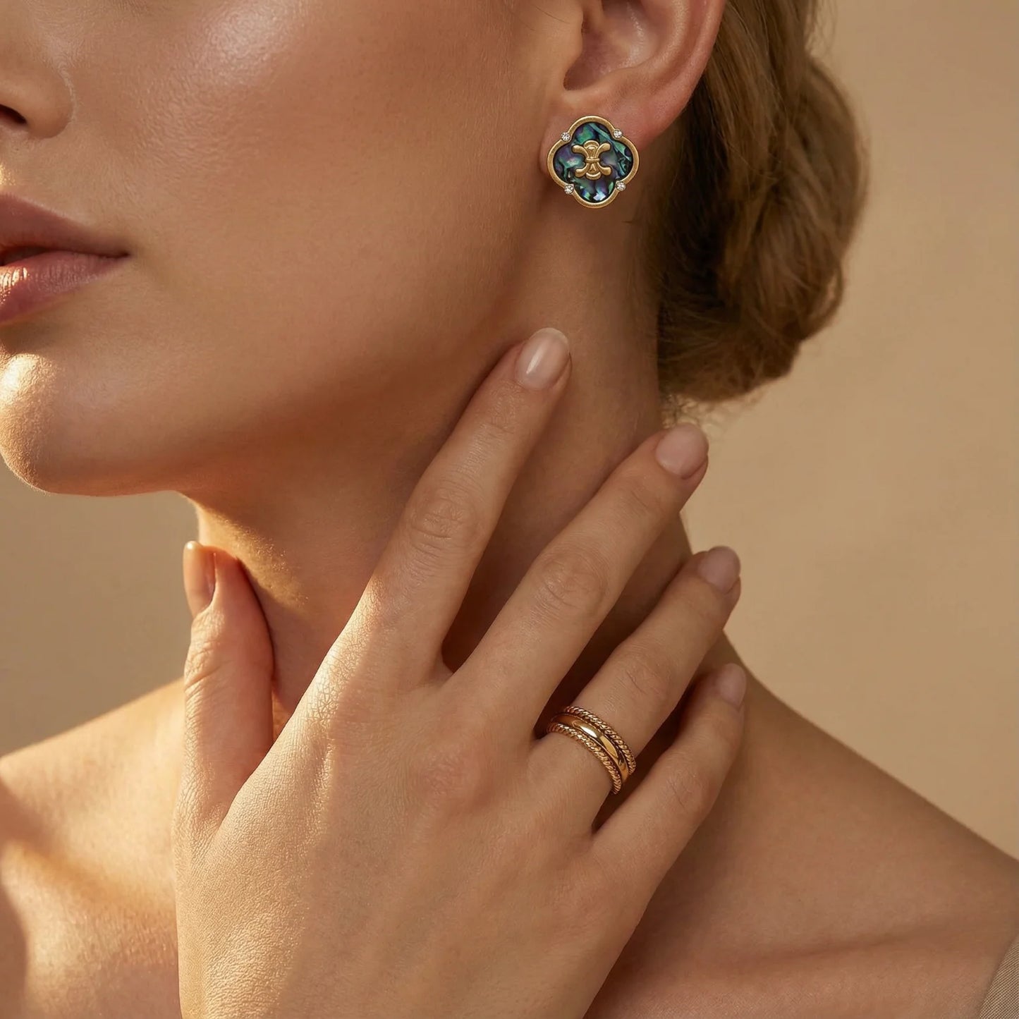 Mystic Shell Quatrefoil Ohrringe