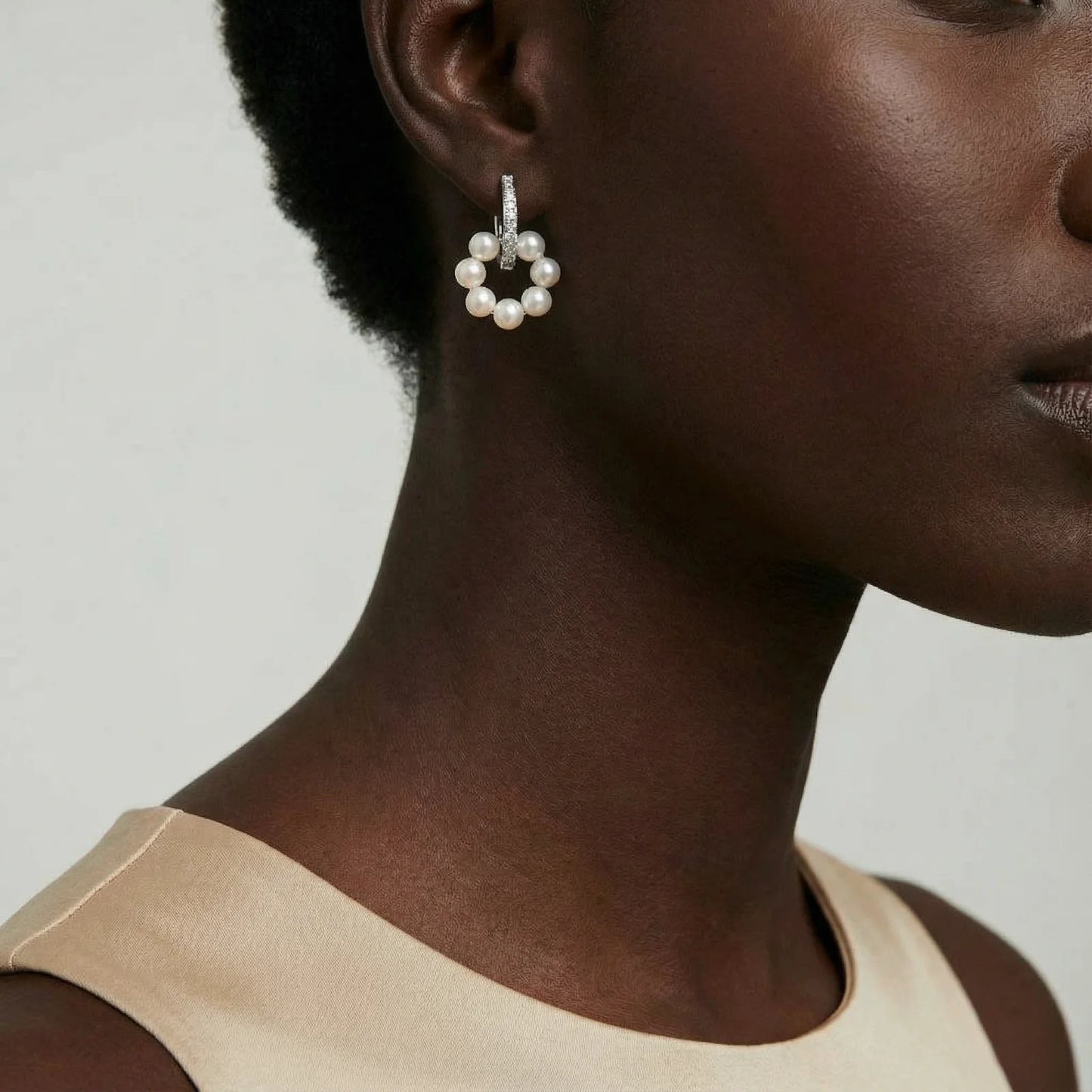 Pearl Cluster Huggie Ohrringe